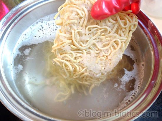 焼きそばの麺でスパゲティー　麺をゆでる