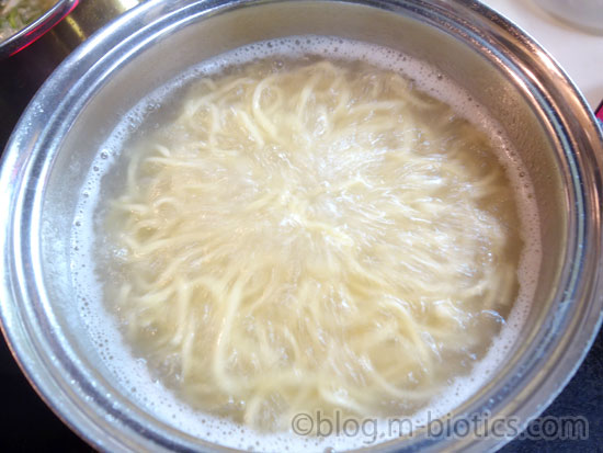 焼きそばの麺でスパゲティー　麺をゆでる