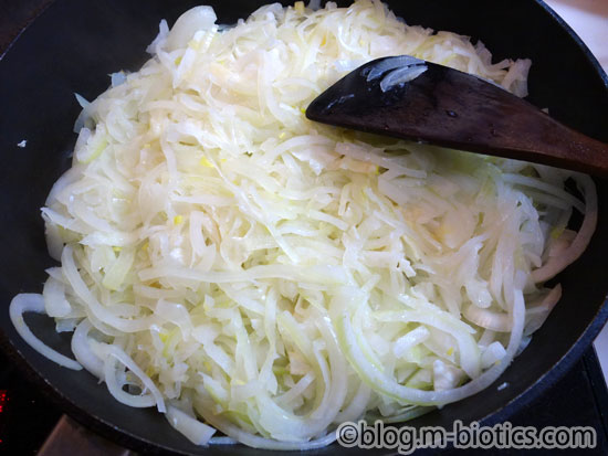 浴用石鹸で洗ったフライパンで野菜炒め　玉ねぎを炒める