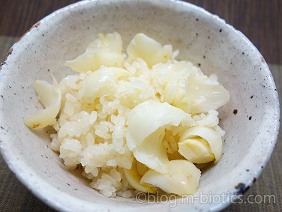 ゆり根ご飯のレシピ　ゆり根ご飯を茶碗によそったところ