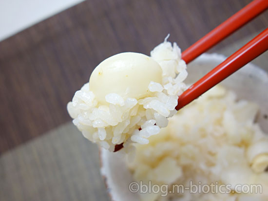 ゆり根ご飯のレシピ　ゆり根ご飯を箸で持ったところ